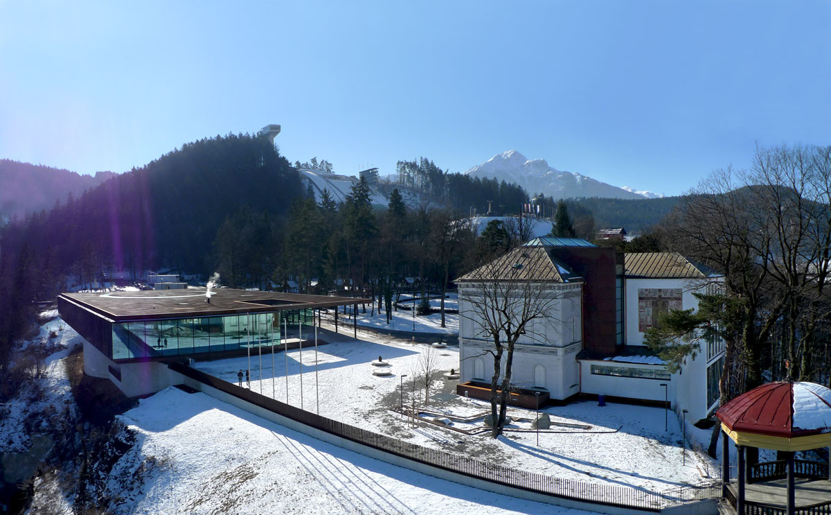 Ein Vorplatz verbindet das neue Museum mit dem denkmalgeschützten Kaiserjägermuseum