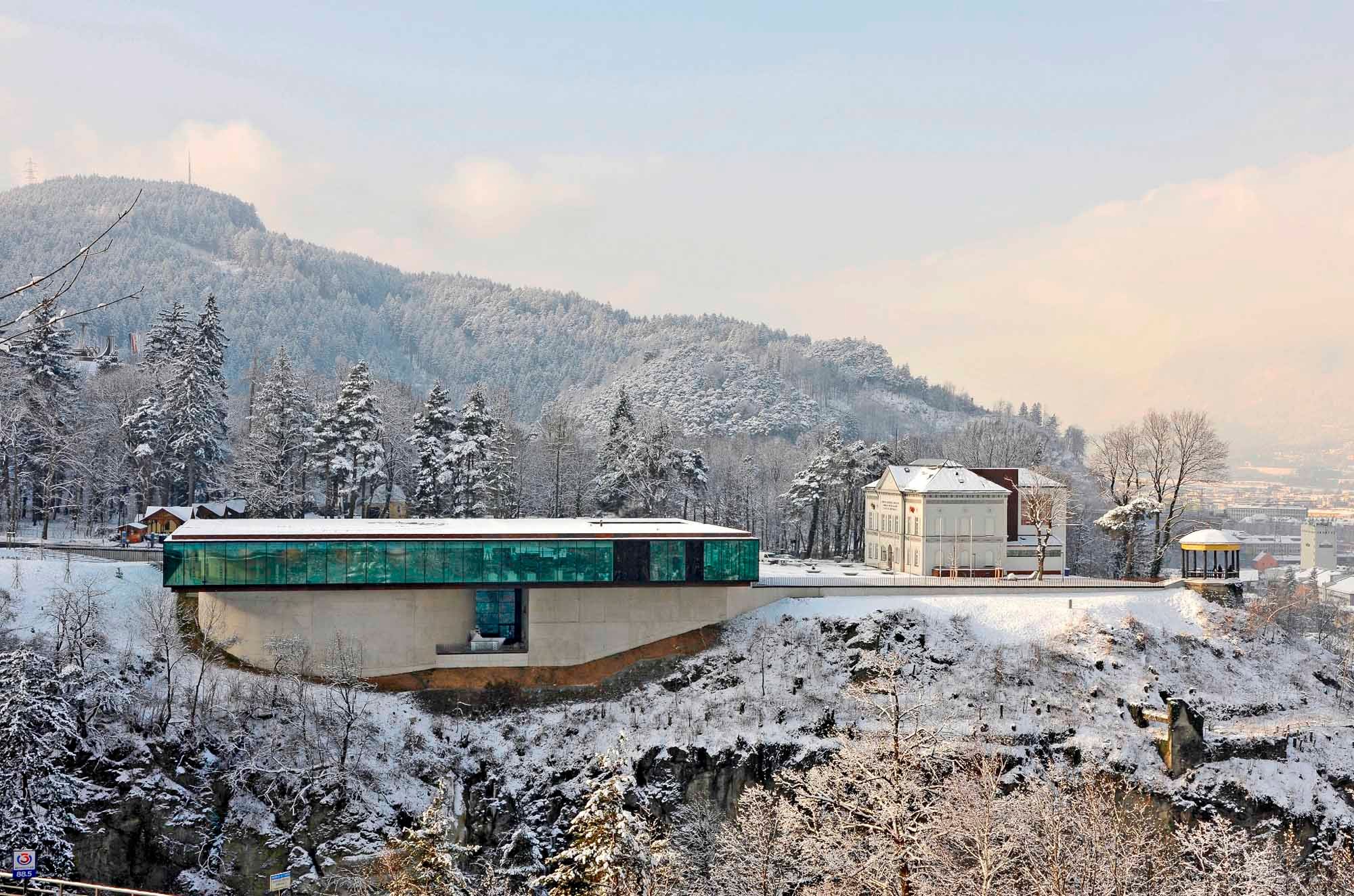 Das Museumsensemble vor dem Bergpanorama der Tiroler Alpenlandschaft