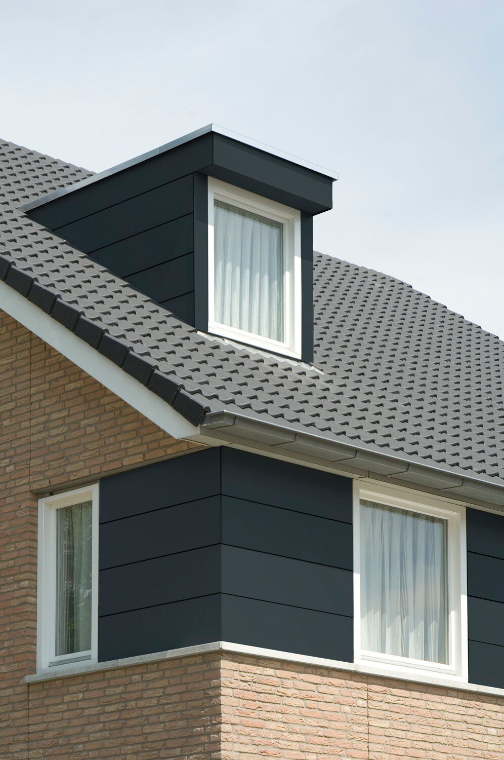 Hochdrucklaminatplatten an Giebel und Dachgaube