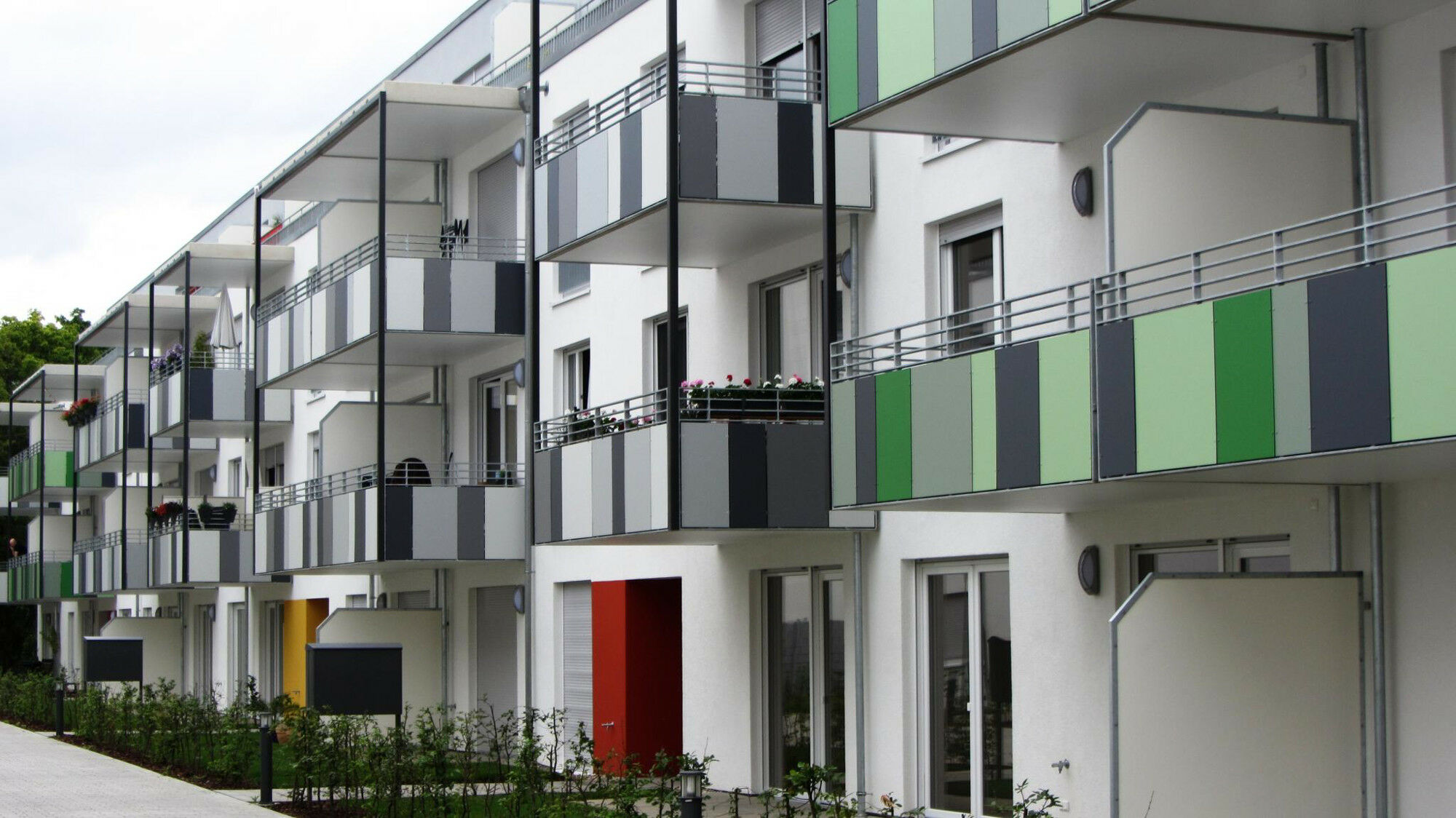 Hochdrucklaminatplatten als Balkonbrüstung
