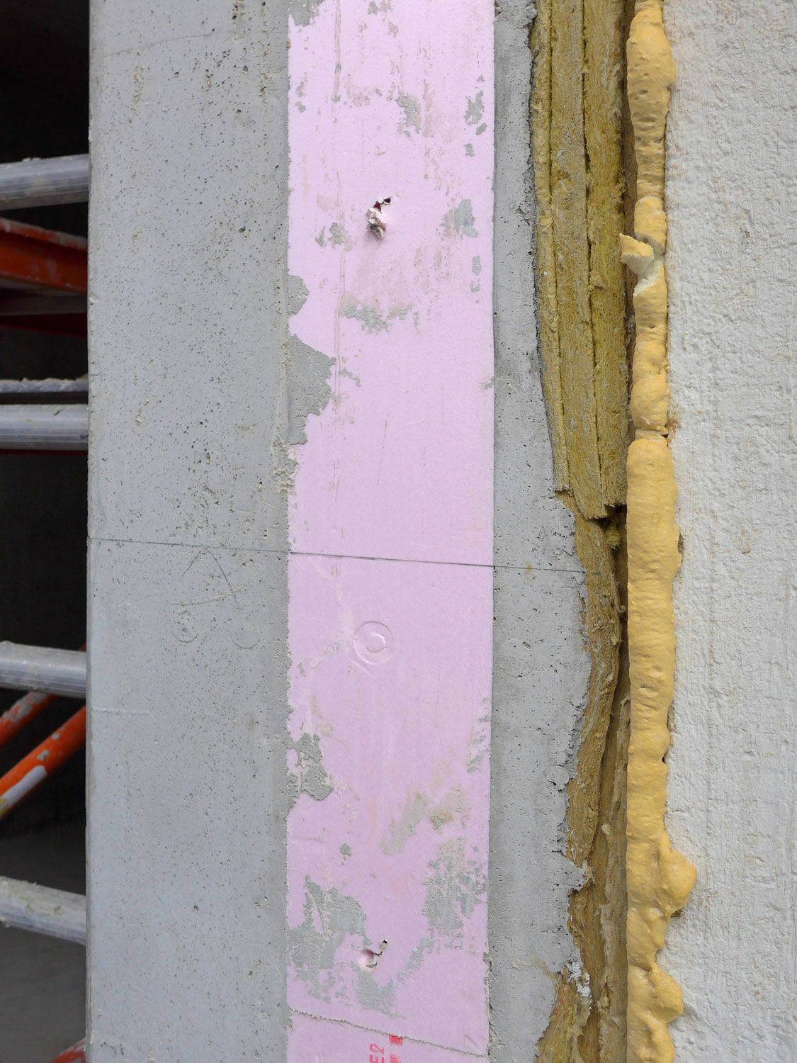 Ortschaum verbindet hier Beton und Mineralwollmatte.