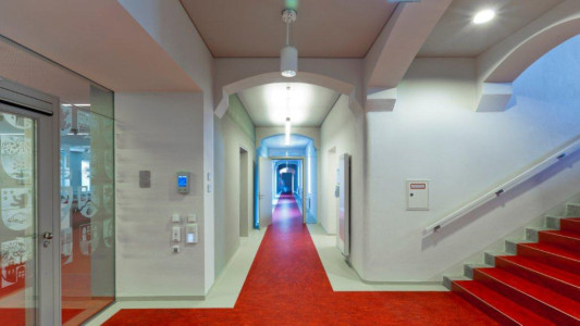 Der lange Flur ist in Brandabschnitte geteilt 