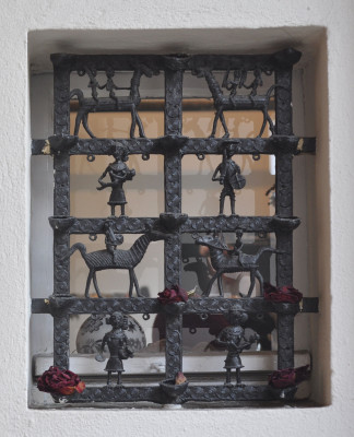 Historisches Schutzgitter aus Schmideeisen mit Schmuckelementen