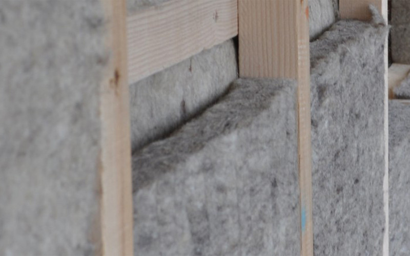 Dämmplatten aus Schafwolle können als Klemmfilz verwendet werden