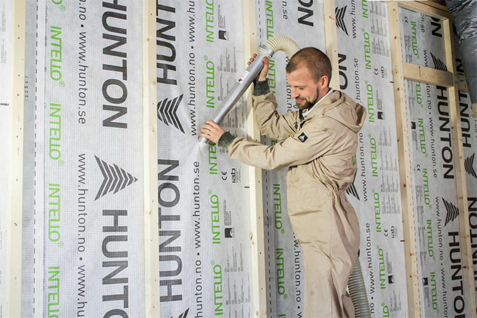 Als Einblasdämmung können Holzfasern für die Dämmung von Dach, Dachboden und Wänden genutzt werden.