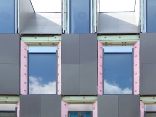 XPS-Dämmplatten hinter vorgehängter Fassade