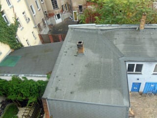 Aufgrund ihrer geringen Neigung müssen Flachdächer vollflächig gegen Niederschläge abgedichtet werden.