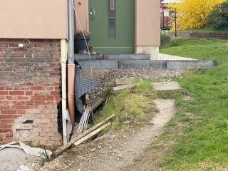 Zu den erdberührten Bauteilen zählen Bodenplatten, Sockelbereiche, Fundamente und bei einer Unterkellerung auch die Kellerwände.