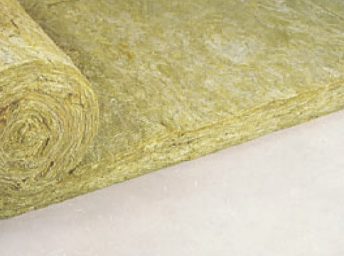 Mineralwolle auf einer Stahlbetodecke in einem nichtgenutzten Dachraum