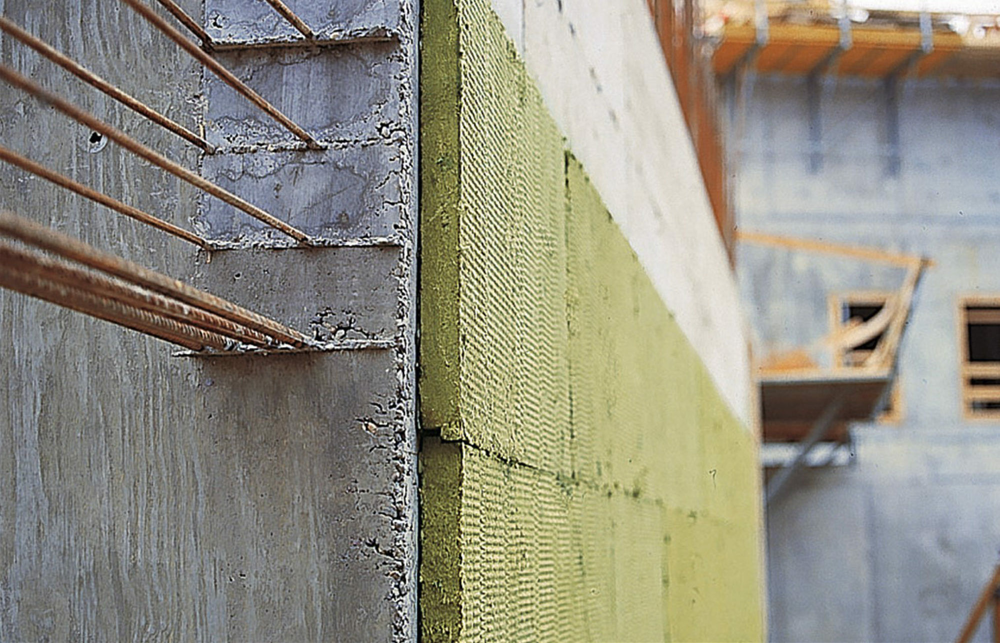 Steinwolleplatten an der ersten von zwei Betonschalen