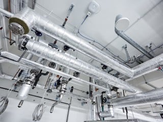 Rohrleitungen für die Verteilung von Wärme, Warm- und Trinkwasser sowie frischer Luft können mit Rohrschalen aus Steinwolle isoliert werden.