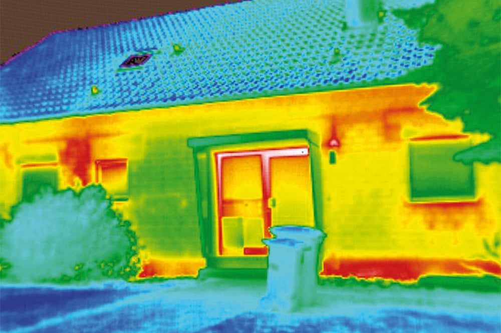 Wärmeverluste im Mauerfuß, an Stürzen und Fenstersimsen (Rot=warm; Blau=kalt)