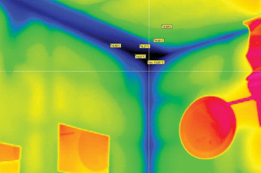 Innenseite, geometrische Wärmebrücke im Bereich der Hausecke