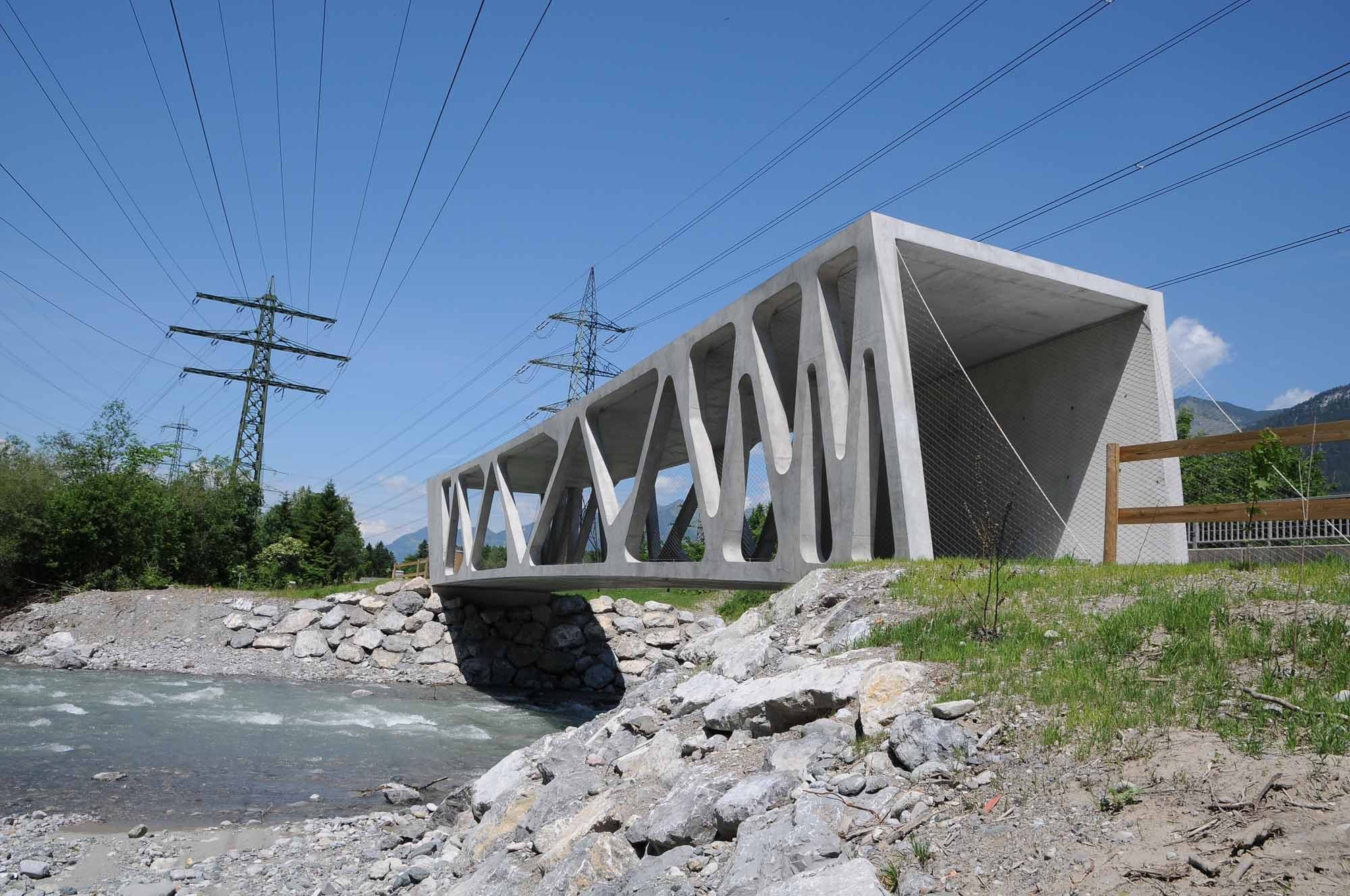 Die Alfenzbrücke überspannt die Ill, einen Fluss, der häufig starkes Hochwasser mit sich führt