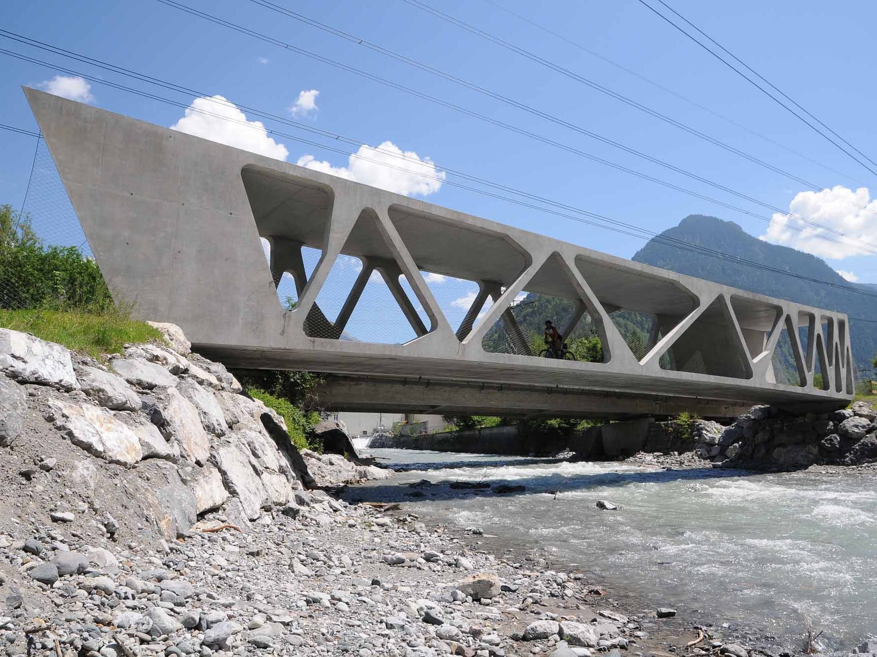 Alfenzbrucke Bei Loruns Beton Offentlicher Raum Baunetz Wissen