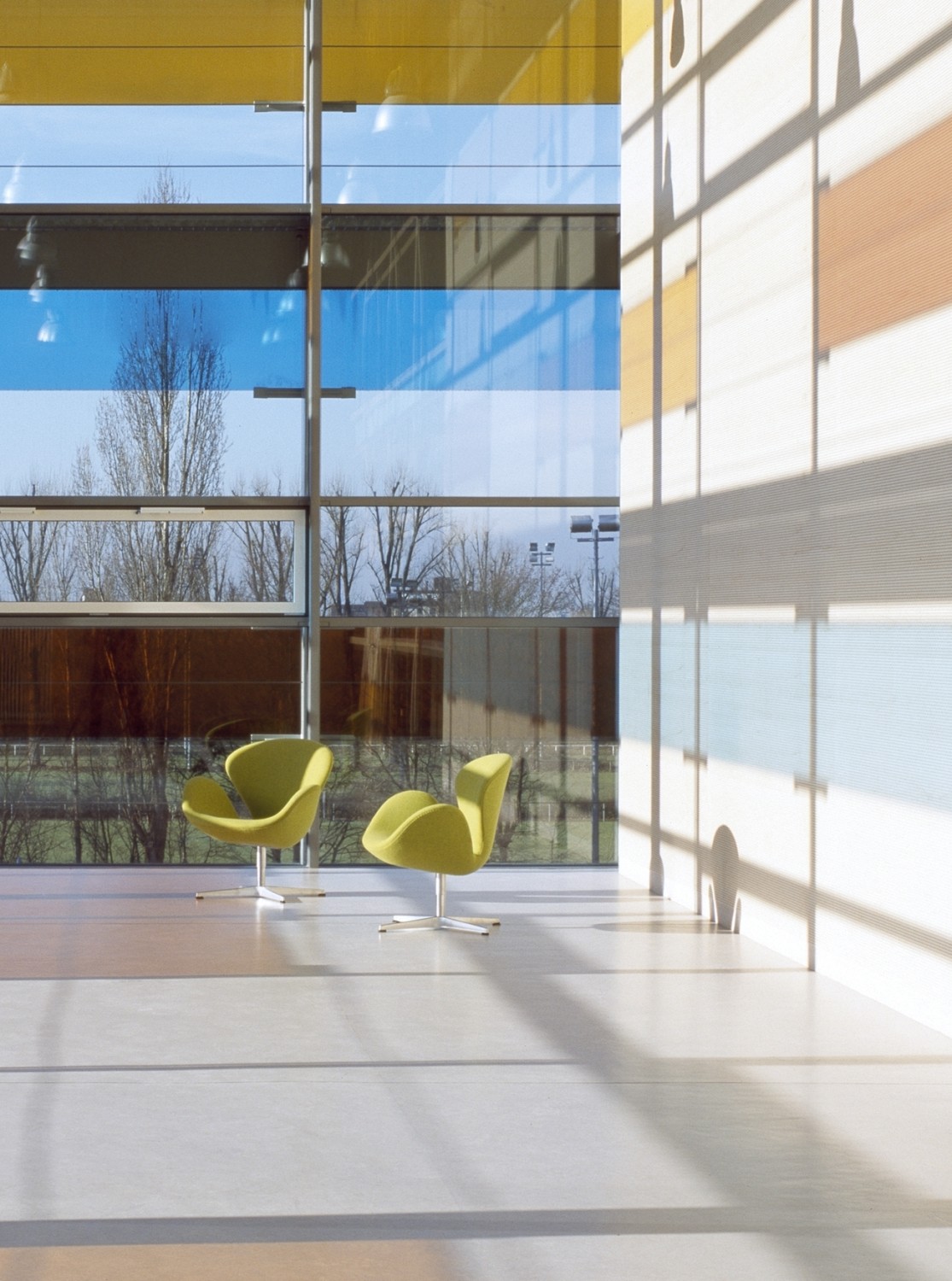 Die farbigen Glasscheiben der Fassade erzeugen bunte Lichtspiele auf Böden und Wänden