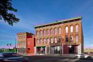 Drei große Schaufenster auf der Straßenseite gewähren Einblicke in die dahinterliegenden Studios