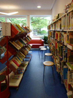Die neuen Bibliotheksräume im ehemaligen Foyer der Sehbehindertenschule