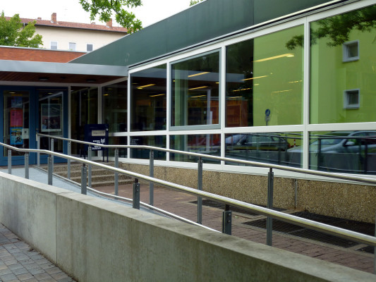 Eingang in die öffentliche Stadtteilbibliothek