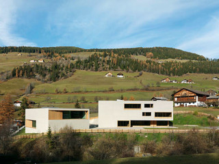 Die Grundschule mit Kindergarten und das Naturparkzentrum bilden ein Gebäudeensemble, in dem beide Baukörper eine eigene Identität besitzen 