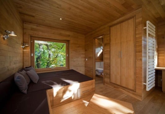 Es ist mit Bett- und Bankflächen, Schreibtisch, Minibar, Kleiderschrank, Elektrizität, Heizung und Badezimmer ausgestattet