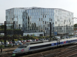 Blick von Süden; das Gebäude befindet sich direkt an der Bahnstrecke von Paris nach London