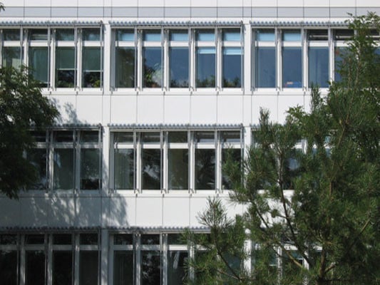 Sandwichpaneelen am Beispiel eines Bürogebäudes aus den 1980er Jahren