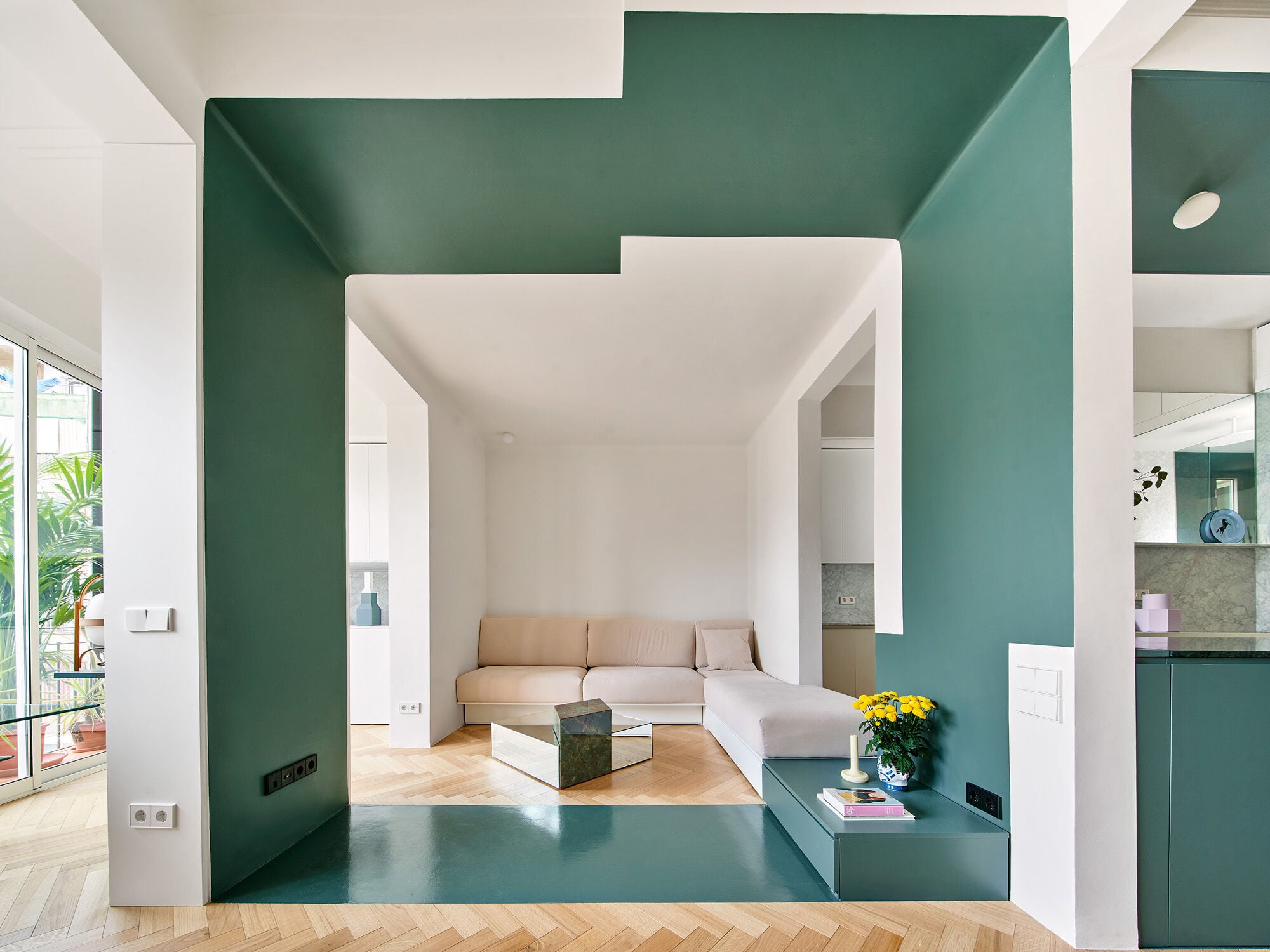 Bei Wohnungen ist die Elektroausstattung über Mindeststandard sinnvoll und zeitgemäß. Sie sollte daher bei der Gestaltung von Architektur und Innenarchitektur sorgfältig mitgeplant werden, wie bei diesem Appartement in Barcelonas Eixample, geplant von AMOO.