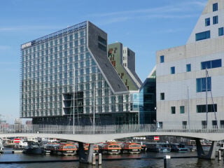 Bei Großbauten sind elektrotechnische Installationen bereits bei der Grundrissplanung zu berücksichtigen (Abb.: Hotel Aitana Ijdock in Amsterdam, Bakers Architecten, Ben Loerakker 2013)