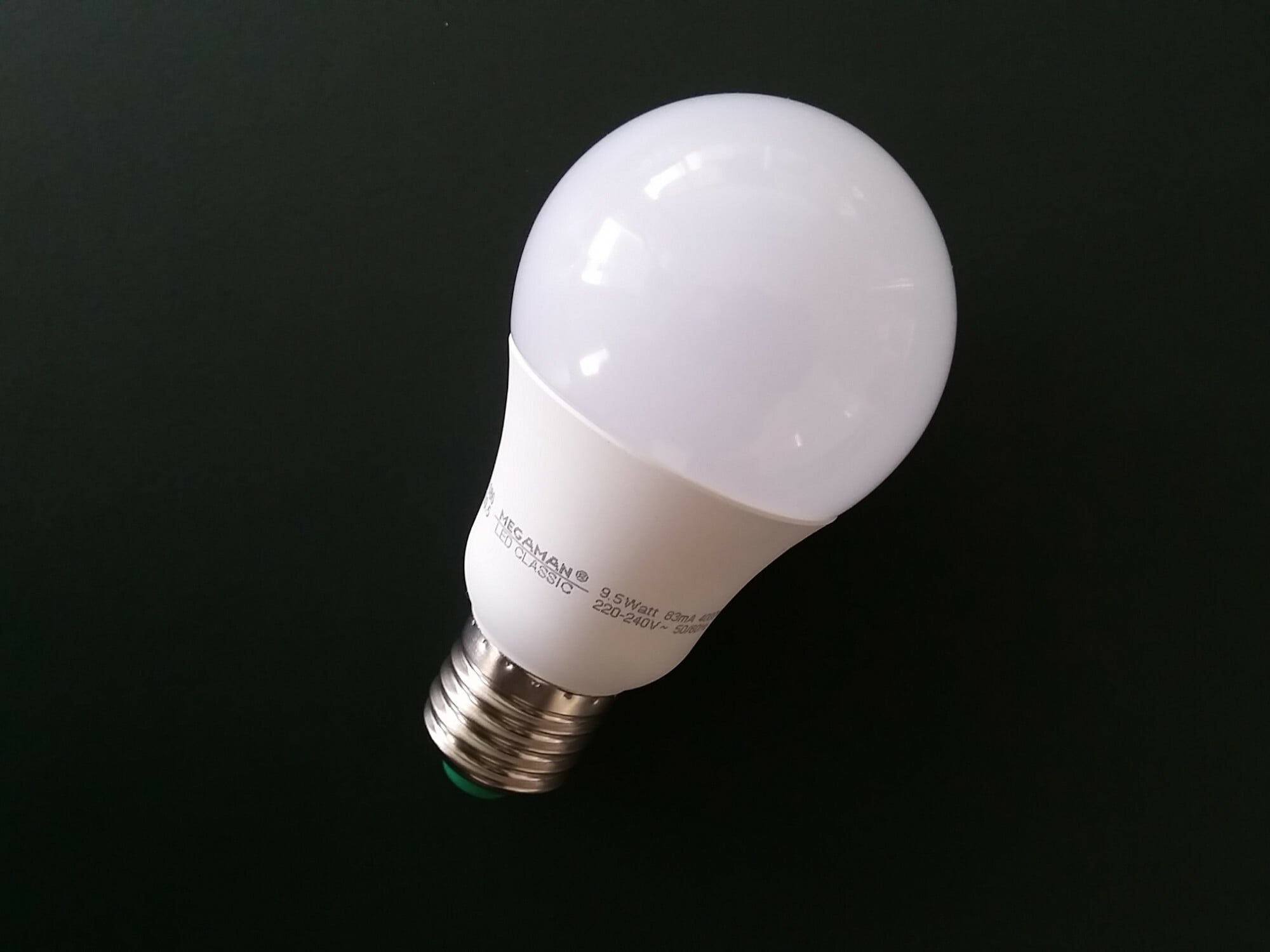 LED mit E27-Fassung und einem birnenförmigen Glaskolben, um der Ästhetik einer klassischen Glühlampe nahezukommen