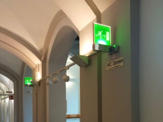 Rettungszeichen zusätzlich zur Raumbeleuchtung