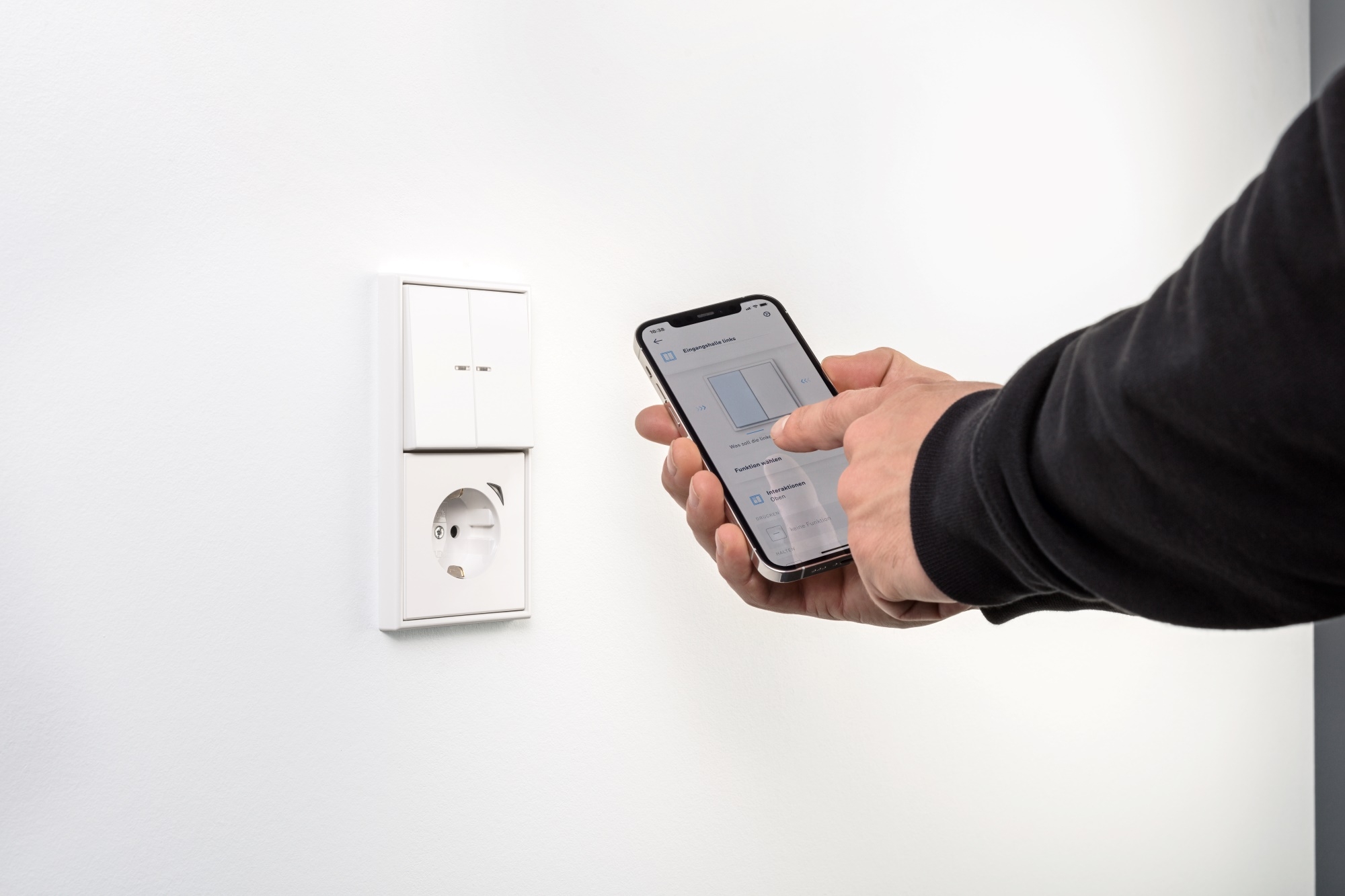 Das kann entweder über kabelgebundene oder drahtlose Bussysteme umgesetzt werden. Zu den funkbasierten Technologien gehört z.B. das Jung Home-System. 