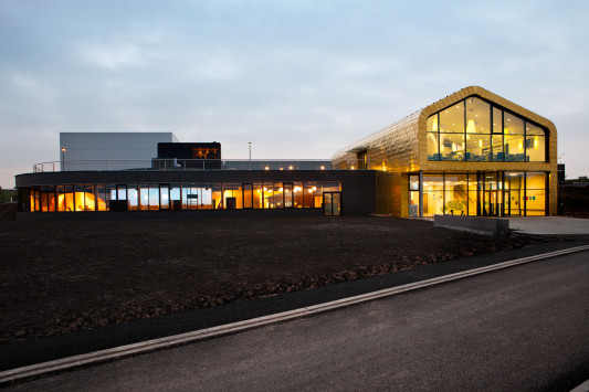 Das eingeschossige Ausstellungsgebäude ist im Vergleich zum goldenen Eingangsgebäude eher unauffällig