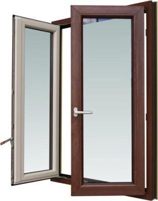 Ist eine normgerechte Griffhöhe konstruktiv nicht umsetzbar, verlangt die DIN 18040-2 zumindest an einem Fenster je Raum ein automatisches Öffnungs- und Schließsystem. Im Bild: Fenster mit außermittigem Sitz des Fenstergriffes
