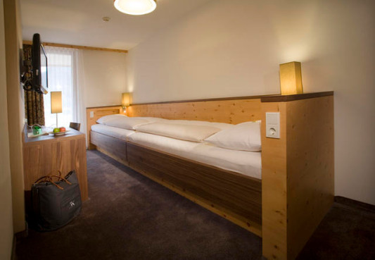 Beispiel Einzelzimmer mit Bettnische aus Holz