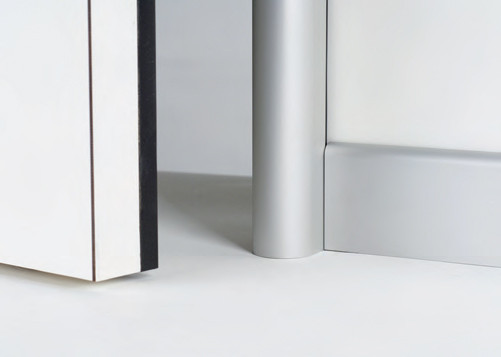 Detail Bodenanschluss: Fingerschutzzarge kombiniert mit Sockelprofil aus Aluminium