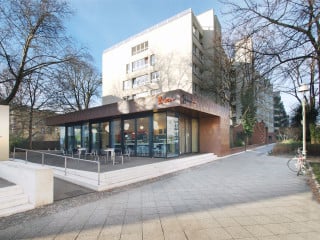Die Cafeteria öffnet sich zum Dokumentationszentrum Berliner Mauer an der Bernauer Straße
