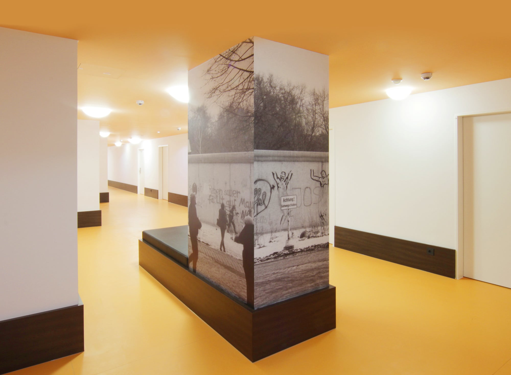 Bei der Farbwahl orientierten sich die Architekten an den 1970er Jahren, der Entstehungszeit des Bestands