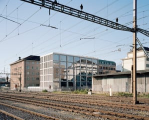 Das Gebäude liegt direkt neben Gleisanlagen