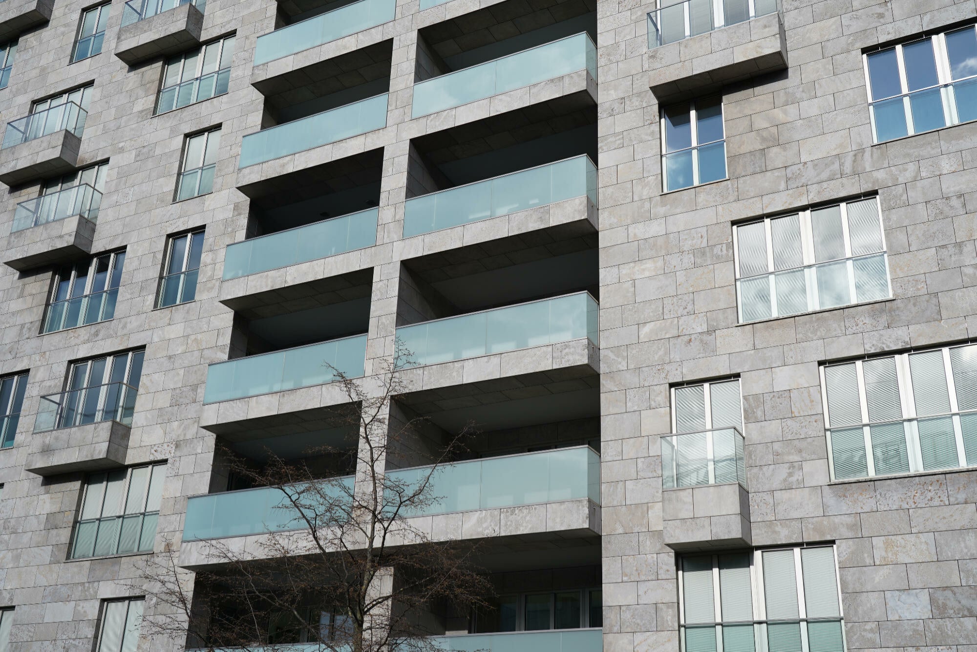 Grob geschliffene Muschelkalksteinplatten am Parkside Residence genannten Gebäude in Berlin, Architeken: David Chipperfield