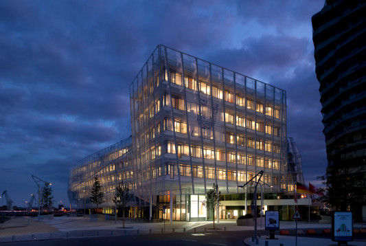 Bei Nacht zeigt das Gebäude unterschiedliche Grade an Transparenz