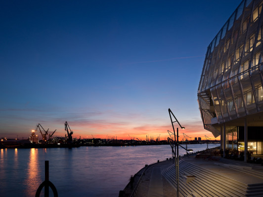 unilever hauptbüro nächtlicher blick auf die elbe unileverzentrale in hamburg glas büroverwaltung baunetzwissen unilever hauptbüro nächtlicher blick auf die elbe unileverzentrale in hamburg glas büroverwaltung baunetzwissen