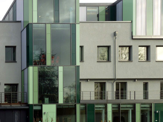 Elementfassade mit grünen Polycarbonatflächen