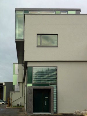 Schmalseite des Gebäudes mit ehemaligem Haupteingang