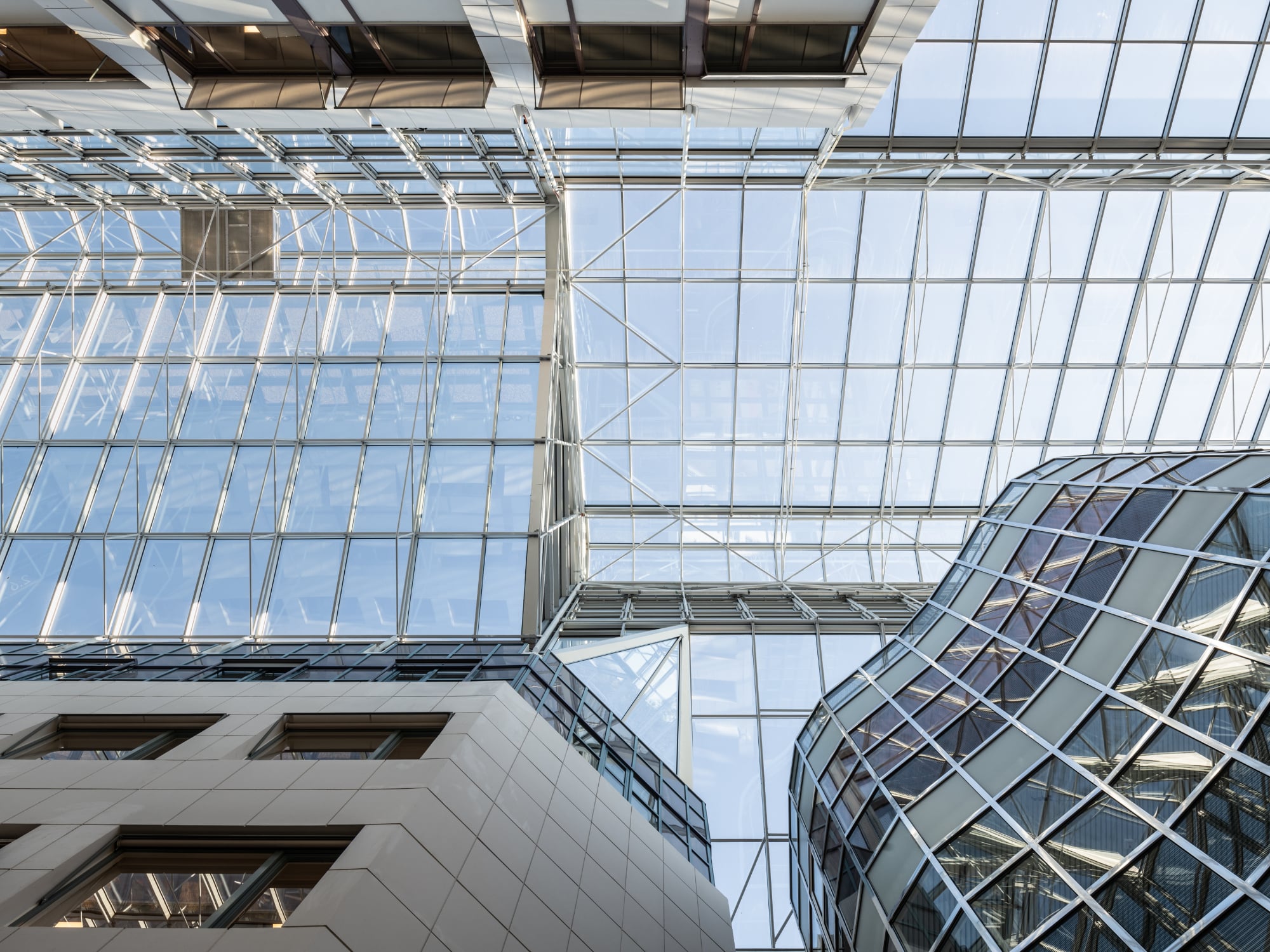 Beim Sanierungsprojekt Gate:01 Frösundavik wurden etwa 50 Tonnen Altglas aus dem Abbau rezycliert und für die Produktion neuer Gläser verwendet.