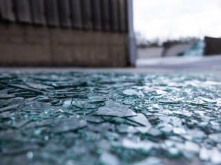 Die Anforderungen an das Recyclingmaterial in der Flachglasproduktion sind hoch: Der Sogenannte KSP-Anteil (Keramik, Stein, Porzellan) beschreibt die Verunreinigung des Materials und darf einen Anteil von maximal 5 Gramm pro Tonne nicht überschreiten.