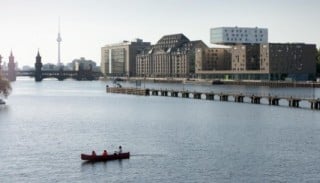 Das Hotel liegt direkt an der Spree in unmittelbarer Nachbarschaft zu den Speichergebäuden des ehemaligen Osthafens