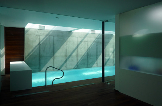 Bestimmendes Element im Wohnhaus ist ein 14 m langes Schwimmbecken