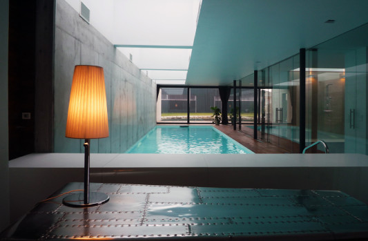 Ein langes Oberlicht sorgt für Tageslicht in der Schwimmhalle