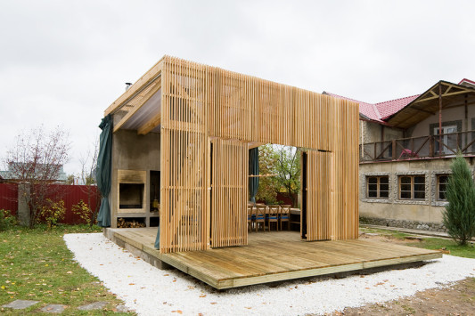 Die 36 m² große Gartenlaube mit großzügiger Terrasse
